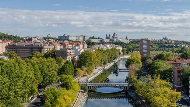 https://upload.wikimedia.org/wikipedia/commons/d/da/View_of_Madrid_and_R%C3%ADo_Manzanares_from_T%C3%A9leferico_20111029_1.jpg
